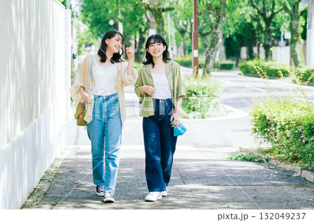 談笑しながら歩く女性友達 談笑しながら歩く女性友達 132049237