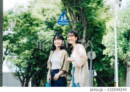談笑しながら歩く女性友達 談笑しながら歩く女性友達 132049244