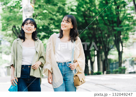 談笑しながら歩く女性友達 132049247
