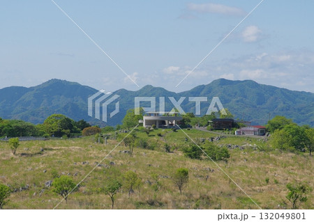秋吉台 若竹山山頂から見る秋吉台カルスト展望台 秋吉台 若竹山山頂から見る秋吉台カルスト展望台 132049801