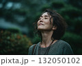 自然の中で深呼吸する中年女性 132050102
