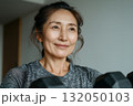 健康的にトレーニングに励む中年女性 132050103