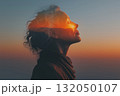 中年女性の心と自然が溶け合う夕暮れのポートレート 132050107