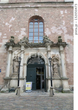 リーガ旧市街の聖ペテロ教会、ラトビア産苦灰岩に掘られた入口の彫刻群 リーガ旧市街の聖ペテロ教会、ラトビア産苦灰岩に掘られた入口の彫刻群 132050473