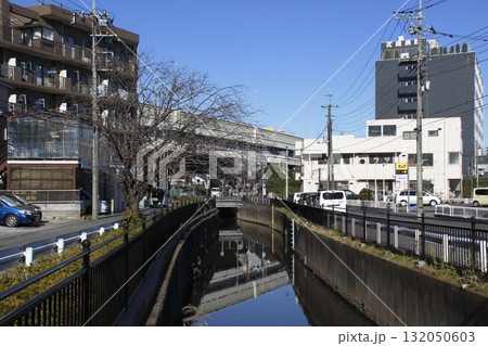 見沼代用水東縁：酒盛橋より上流を望む（埼玉県川口市） 132050603