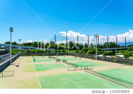 【神奈川県】青空が広がる柳島スポーツ公園のテニスコート 132050885
