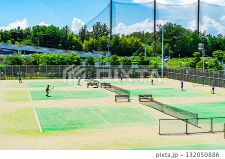 【神奈川県】青空が広がる柳島スポーツ公園のテニスコート 132050886