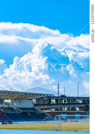 【神奈川県】大きな夏雲が広がる柳島スポーツ公園 132050888