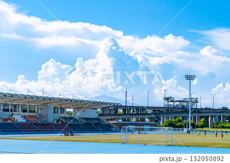 【神奈川県】大きな夏雲が広がる柳島スポーツ公園 【神奈川県】大きな夏雲が広がる柳島スポーツ公園 132050892