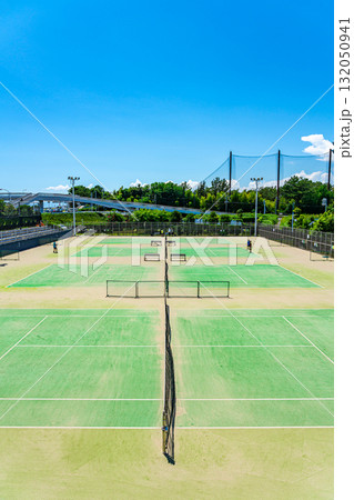 【神奈川県】青空が広がる柳島スポーツ公園のテニスコート 【神奈川県】青空が広がる柳島スポーツ公園のテニスコート 132050941