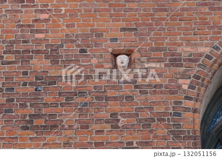 リーガ旧市街、聖ヨハネ教会の外壁にある修道士の顔 132051156