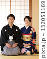 挨拶をする着物姿の男女 132051169