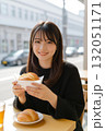 カフェでパンを食べる若い女性 132051171