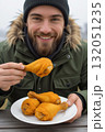 チキンを食べる男性 132051235