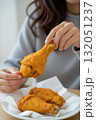 チキンレッグをもつ女性 132051237