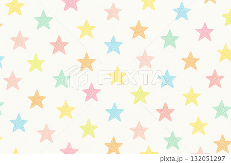 白い背景に描かれたクレヨンのカラフルな星のパターン 白い背景に描かれたクレヨンのカラフルな星のパターン 132051297