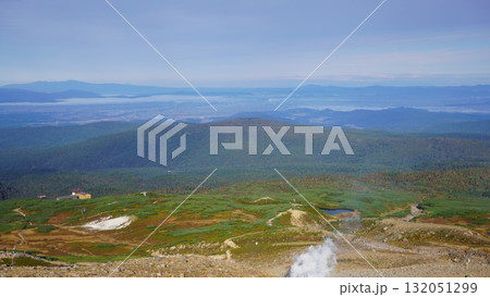 秋晴れの旭岳と噴煙 秋晴れの旭岳と噴煙 132051299