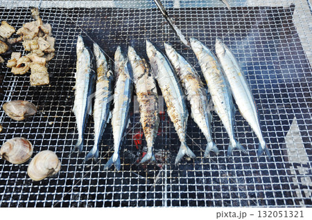 バーベキューで焼く秋刀魚 132051321