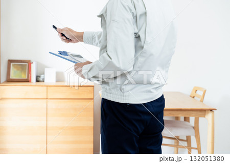家具のチェックをする作業服姿の男性 132051380