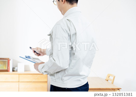 家具のチェックをする作業服姿の男性 132051381