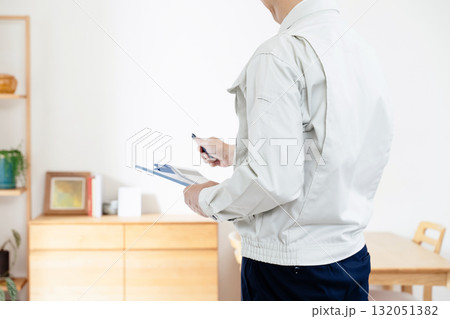 家具のチェックをする作業服姿の男性 132051382