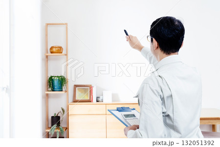 家具のチェックをする作業服姿の男性 132051392