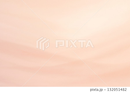 淡いピンクベージュの光の層が重なる柔らかな背景 淡いピンクベージュの光の層が重なる柔らかな背景 132051482
