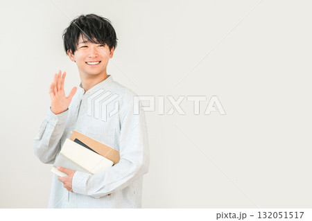 手を振る笑顔のアジア人大学生,学生（挨拶,キャンパスライフ） 132051517
