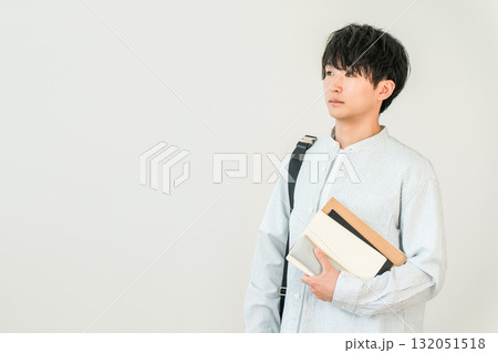教科書,本を持つ学生,大学生（進学,受験,キャンパスライフ） 132051518