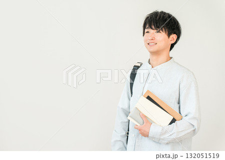 教科書,本を持つ学生,大学生（進学,受験,キャンパスライフ） 132051519