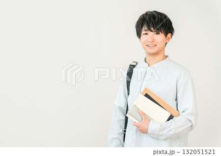 教科書,本を持つ学生,大学生(進学,受験,キャンパスライフ) 教科書,本を持つ学生,大学生(進学,受験,キャンパスライフ) 132051521