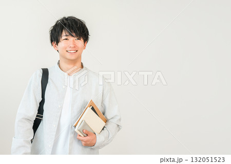 教科書,本を持つ学生,大学生（進学,受験,キャンパスライフ） 132051523