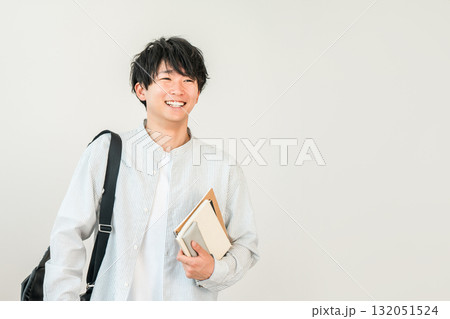 教科書,本を持つ学生,大学生（進学,受験,キャンパスライフ） 132051524
