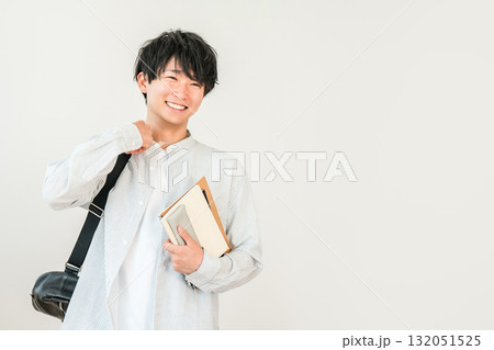 教科書,本を持つ学生,大学生（進学,受験,キャンパスライフ） 132051525