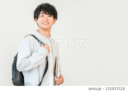 教科書,本を持つ学生,大学生（進学,受験,キャンパスライフ） 132051528