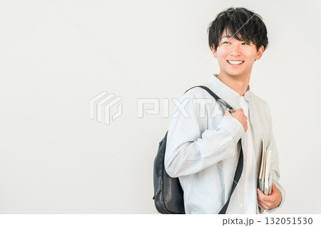 教科書,本を持つ学生,大学生（進学,受験,キャンパスライフ） 132051530