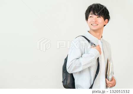 教科書,本を持つ学生,大学生（進学,受験,キャンパスライフ） 132051532