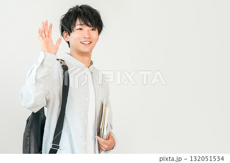 手を振る笑顔のアジア人大学生,学生（挨拶,キャンパスライフ） 132051534