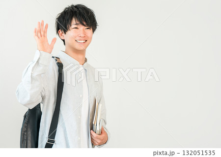 手を振る笑顔のアジア人大学生,学生（挨拶,キャンパスライフ） 132051535