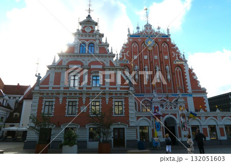 リーガ旧市街、市庁舎広場にたつブラックヘッドの会館 132051603