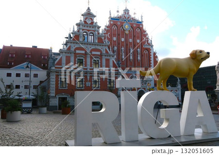 リーガ旧市街、市庁舎広場にたつブラックヘッドの会館 リーガ旧市街、市庁舎広場にたつブラックヘッドの会館 132051605