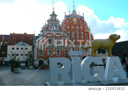 リーガ旧市街、市庁舎広場にたつブラックヘッドの会館 リーガ旧市街、市庁舎広場にたつブラックヘッドの会館 132051612