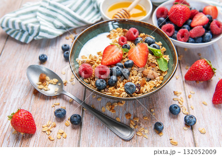 Healthy yogurt granola bowl with fresh berries Healthy yogurt granola bowl with fresh berries 132052009