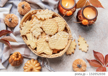Autumn cookies basket with seasonal decorations Autumn cookies basket with seasonal decorations 132052030