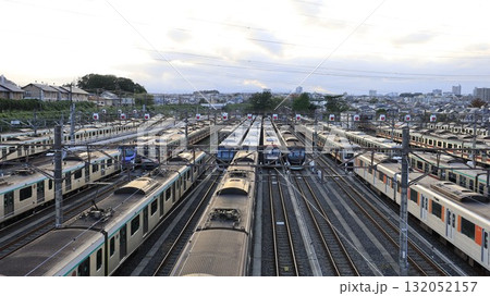 電車が数多く停車している東急電鉄の長津田検車区 132052157