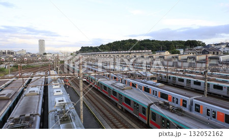 電車が数多く停車する東急電鉄の長津田検車区と、奥に見える東急田園都市線を走る電車 132052162