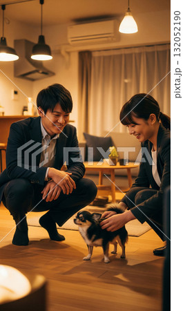 愛犬が尻尾を振って駆け寄る。 笑顔でしゃがみ込み優しく撫でる 愛犬が尻尾を振って駆け寄る。 笑顔でしゃがみ込み優しく撫でる 132052190