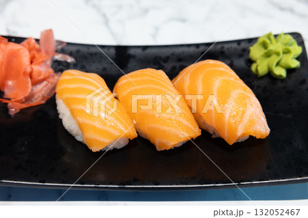 ヨーロッパで食べる美味しいサーモンの握り寿司 132052467