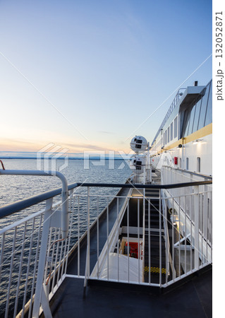 フェリーの船上から見るヨーロッパ、フィンランド湾の夕景 フェリーの船上から見るヨーロッパ、フィンランド湾の夕景 132052871