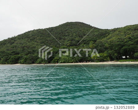 フィッツロイ島–緑の丘を背にした静かな浜辺 132052889